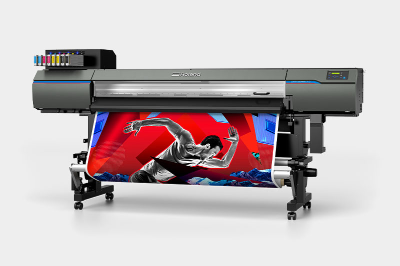 На изображении показан экосольвентный принтер DGXPRESS ER-642 производства Roland DG, хорошо известный своей способностью выполнять печать на высоких скоростях без потери качества