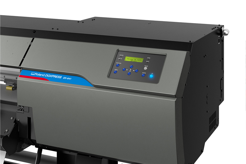На изображении показан принтер DGXPRESS ER-641 от Roland DG, демонстрирующий технологию, которая сокращает время простоя при печати