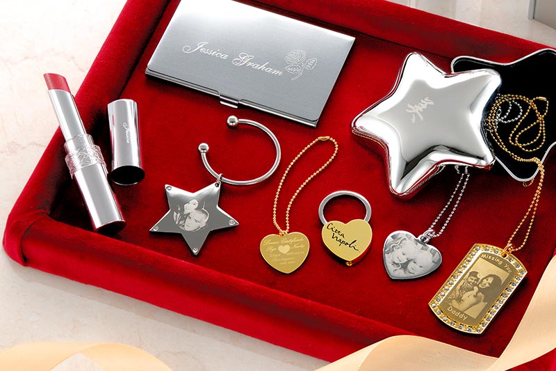 Fotodruck auf Schlüsselanhänger, Lippenstifte, Armbänder, Visitenkartenhalter und andere Geschenkartikel mit Roland MPX-Graviermaschinen