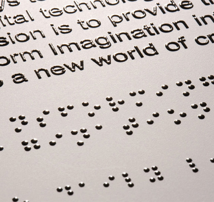 Nahaufnahme von erhabenem Text und Braillezeichen