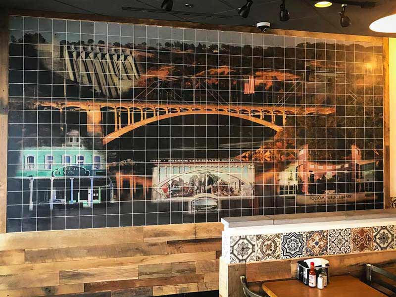 Bedrucken Sie Keramikfliesen mit UV- oder Texart-Thermosublimationsdruckern von Roland, um atemberaubende Innenräume für Cafés und Restaurants zu erschaffen