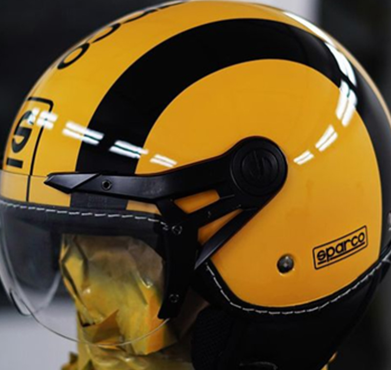 Een gele helm met een zwarte streep
