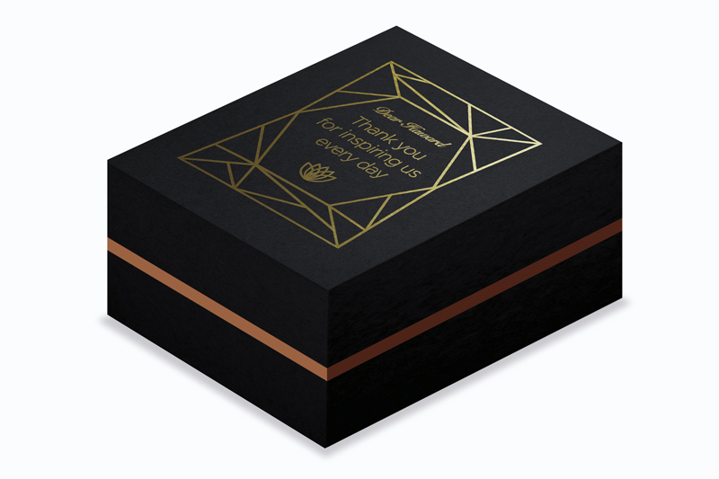 Caja de regalo personalizada con acabados metalizados estampados