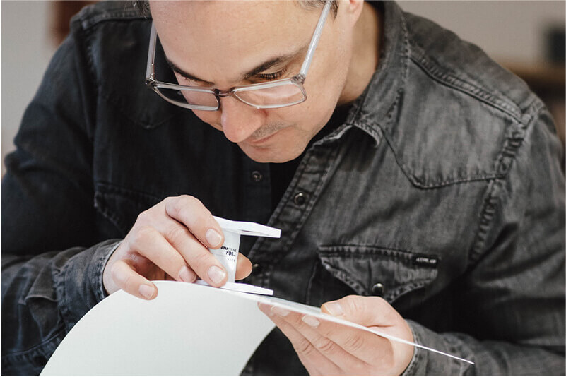 Ron Süßmann van mockupz.de inspecteert een prototype van een geprinte productverpakking