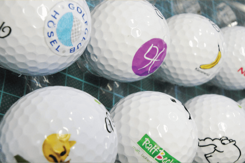 emblémák és ábrák nyomtatása golflabdákra