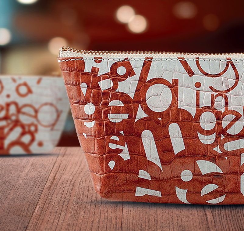 Una borsa in pelle con un motivo personalizzato stampato