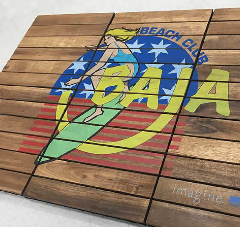 Holzvertäfelung mit gedrucktem Logo
