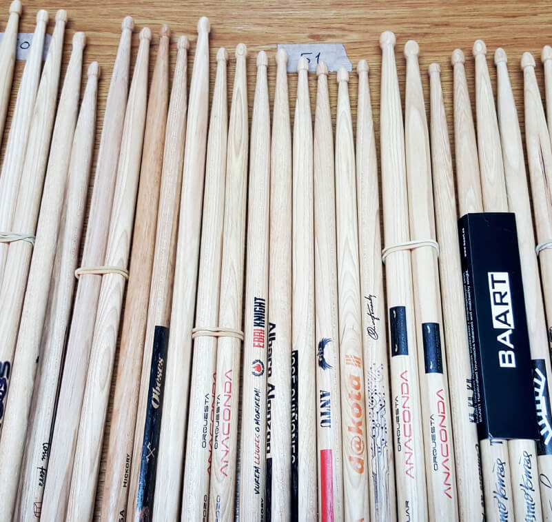 Eine Auswahl an personalisierten Drumsticks