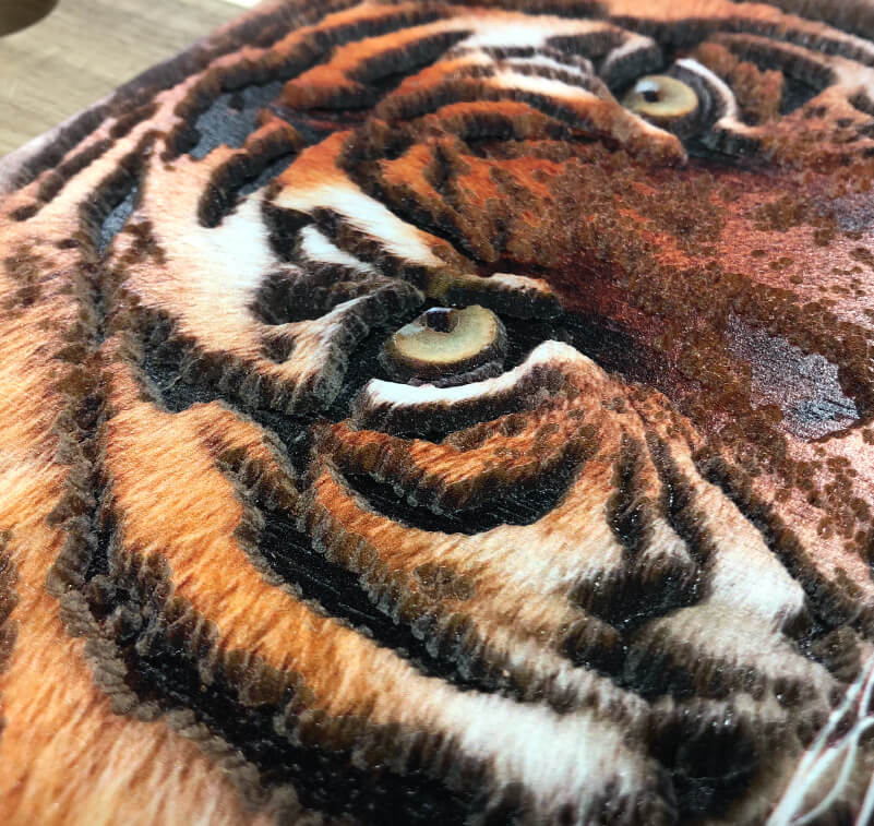 Graviertes Tiger-Artwork mit UV-Druck