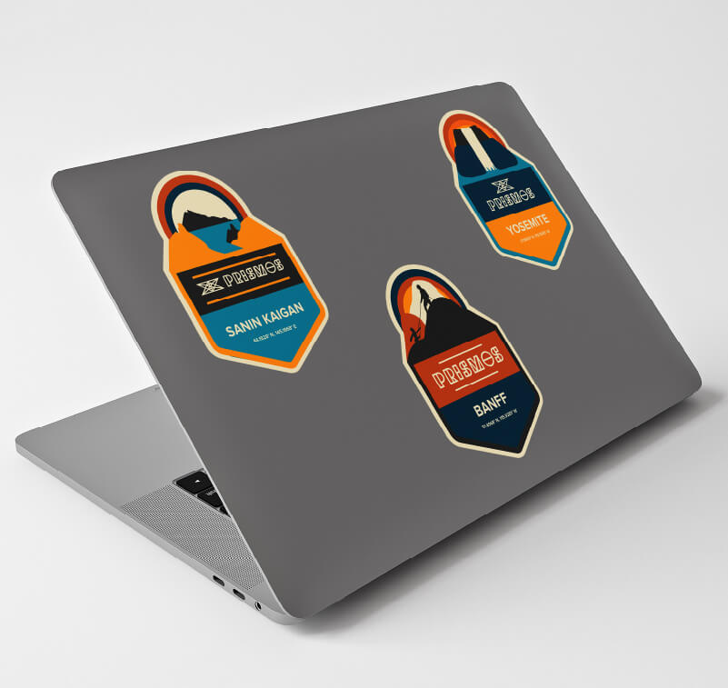 Drie gepersonaliseerde stickers op een laptop