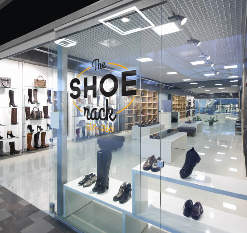Bir ayakkabı mağazası vitrininde vinil kesim logo grafikleri