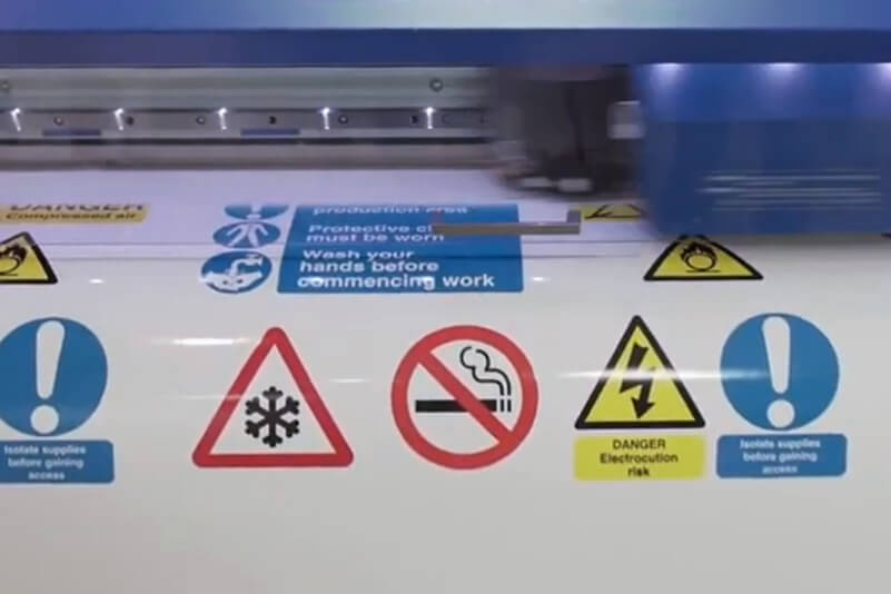 Impresora/cortadora digital que produce señales de peligro