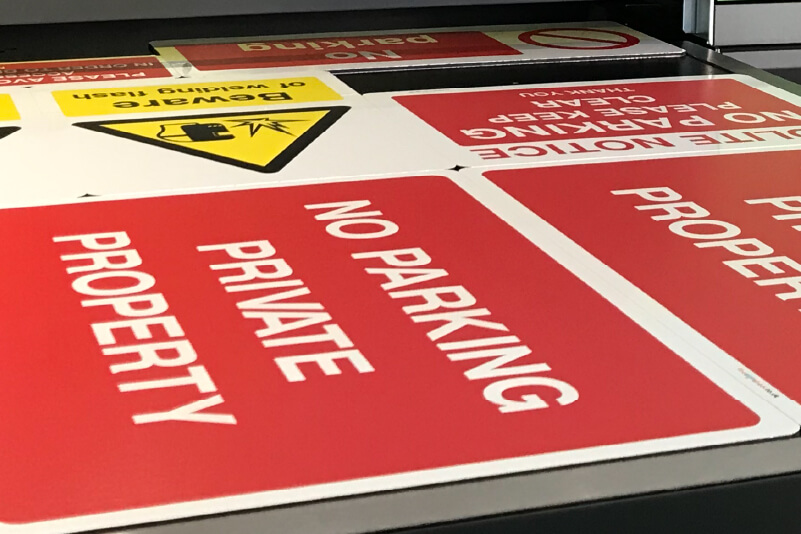 Señales de advertencia impresas en una impresora UV de mesa plana