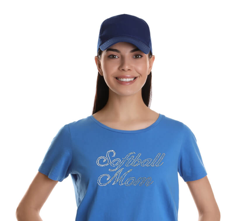 Una mujer con una camiseta decorada con pedrería