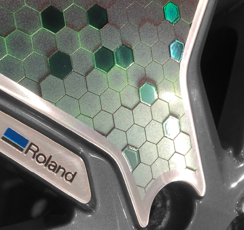 Detalle de un cubo de rueda personalizado con gráficos en color
