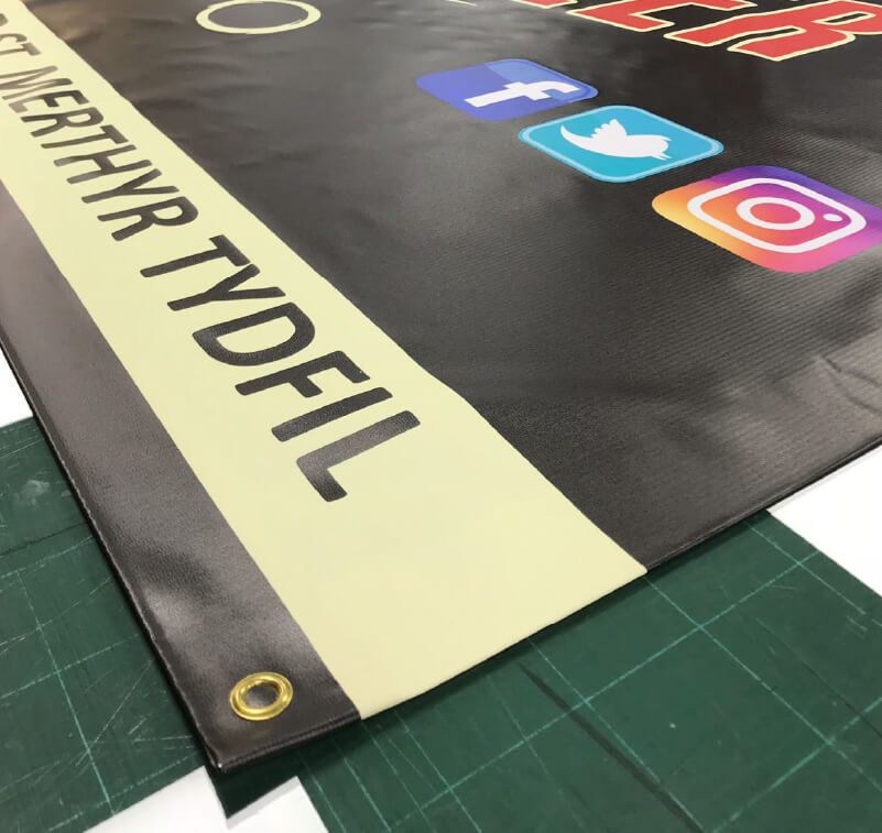Gros-plan d’une bannière avec œillets créée par impression numérique
