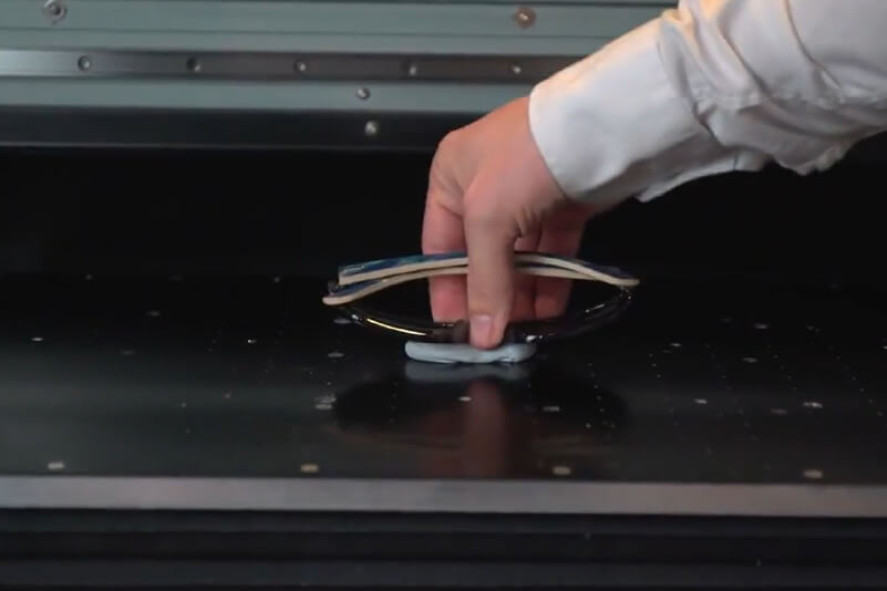 Utilizar masilla adhesiva en una impresora UV plana a modo de solución rápida