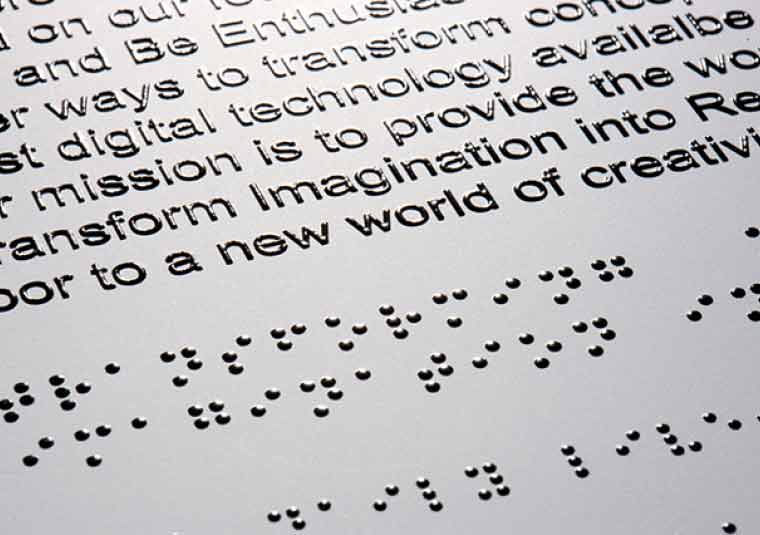 Braille en verhoogde tekststijlen creëren een aanvoelbare ervaring