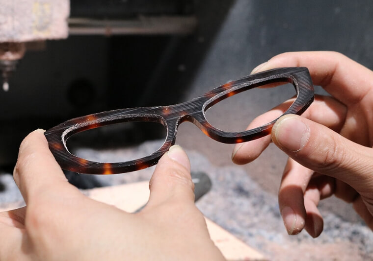 The machined glasses frame is flat…