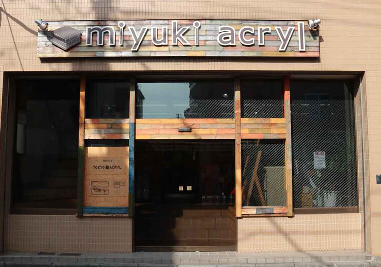 The Miyuki Acryl studio is located in a residential area of Kita-Ayase and use Roland UV print technology to decorate acrylic