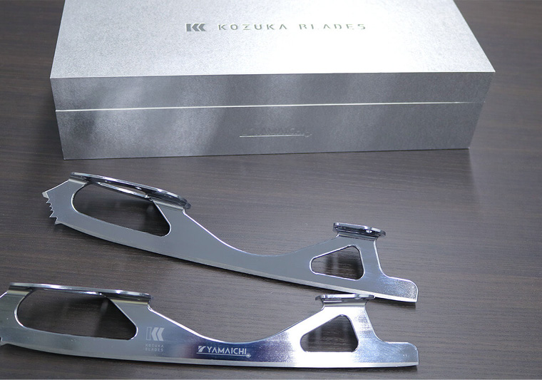 The completed blades' packaging is inspired by the steel blocks from which they are milled
