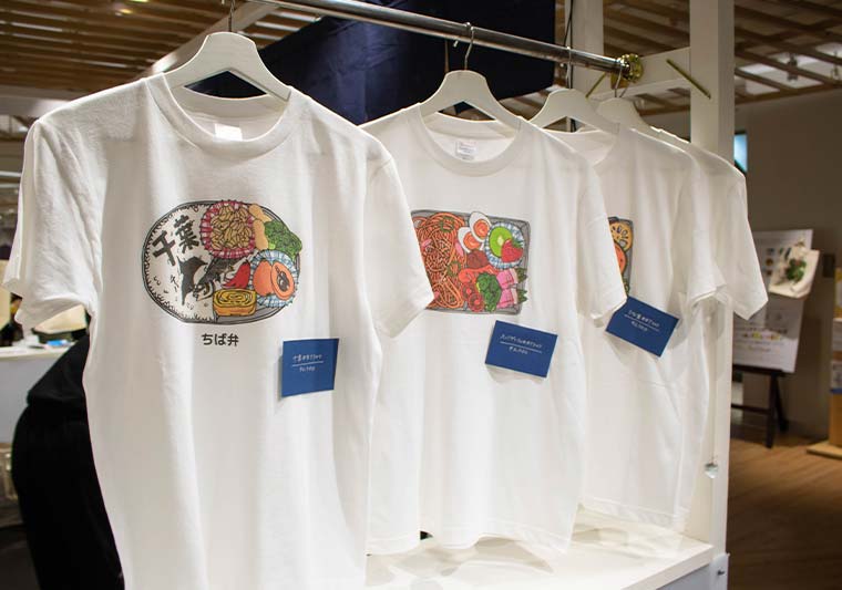 Des t-shirts en coton ont été imprimés avec des motifs uniques de boîtes à bento