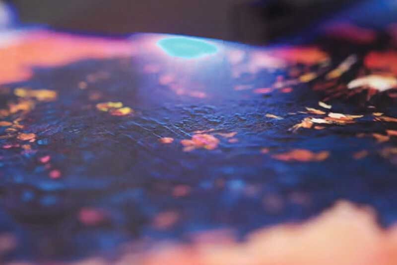 Stampa di una texture di pennellate con inchiostro UV gloss