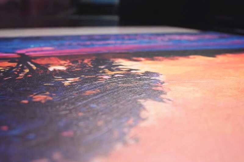 Impression de texture de coups de pinceau avec de l’encre UV vernis