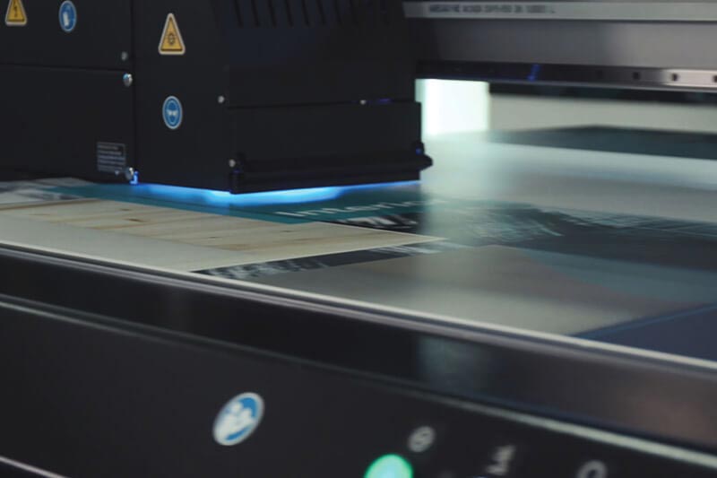 Impression directe sur un panneau avec une imprimante UV à plat.