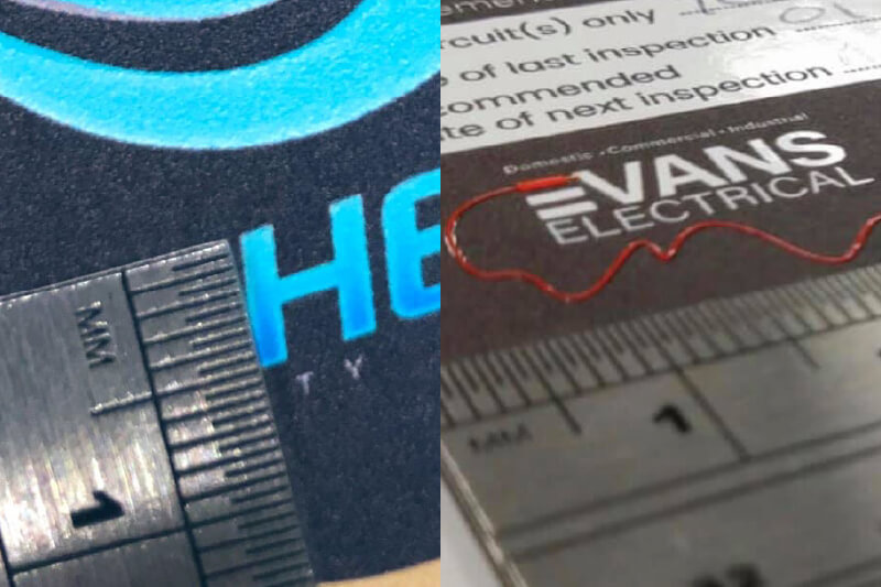 Adesivos com impressão UV com texto pequeno e régua para comparação 