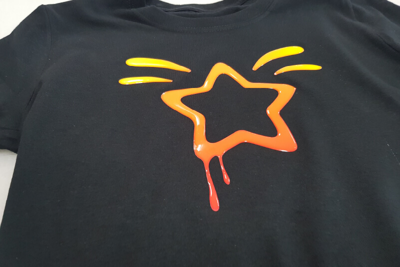 Un t-shirt décoré d'une impression par transfert à chaud à dôme en résine