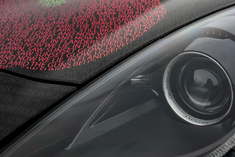 auto jaguar con pellicola in vinile stampato