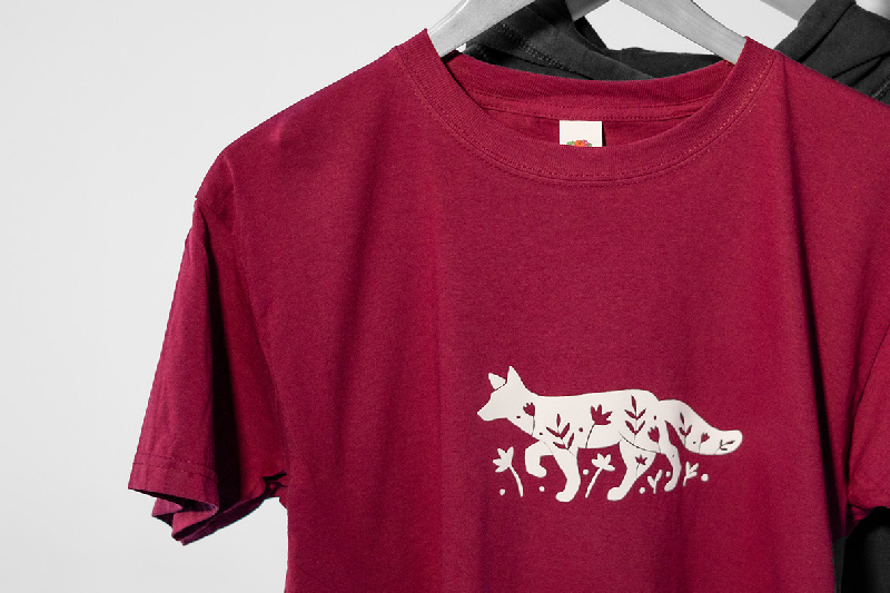 T-shirt rouge avec transfert HTV d’un renard blanc
