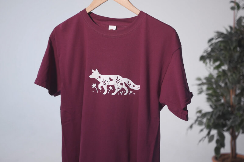 Una T-shirt con disegno di una volpe realizzata su floccato