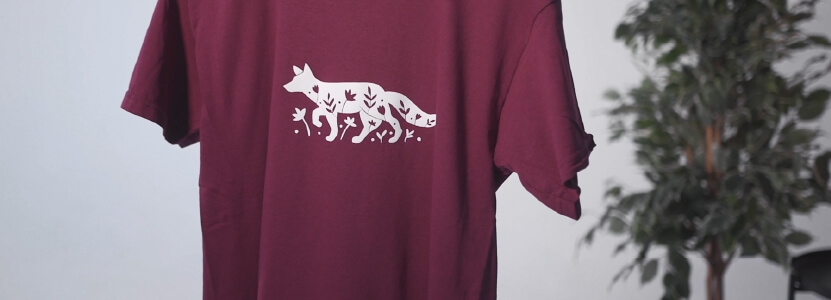 Ein T-Shirt mit geflocktem Fuchsmotiv