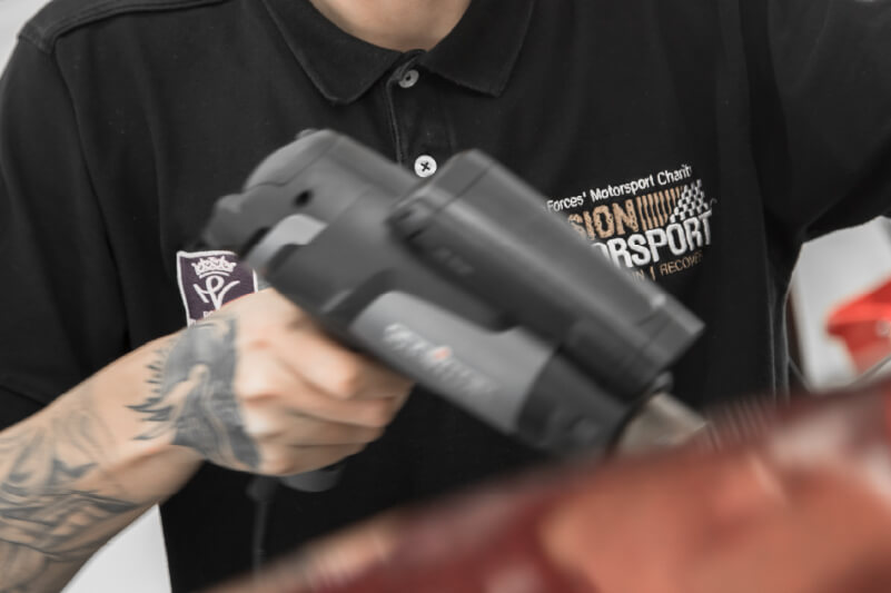 Uso de una pistola de calor para ablandar el vinilo (Fuente: Mission Motorsport)