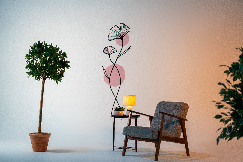 Een vinyl-cut bloemensticker op een muur