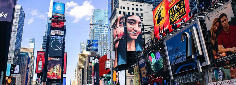 Une grande diversité de panneaux sur Times Square à New York