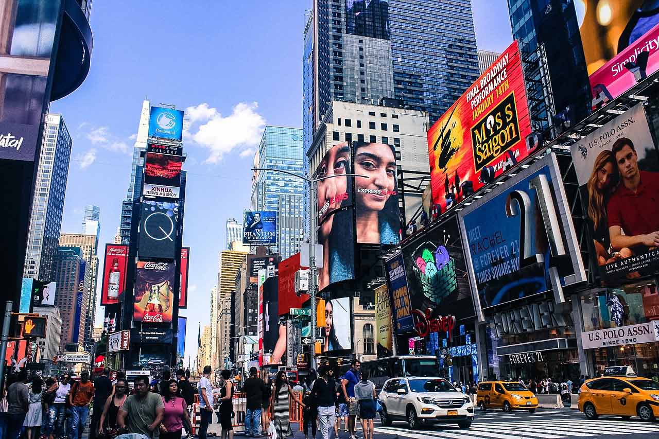 Grande diversité de panneaux sur Times Square à New York