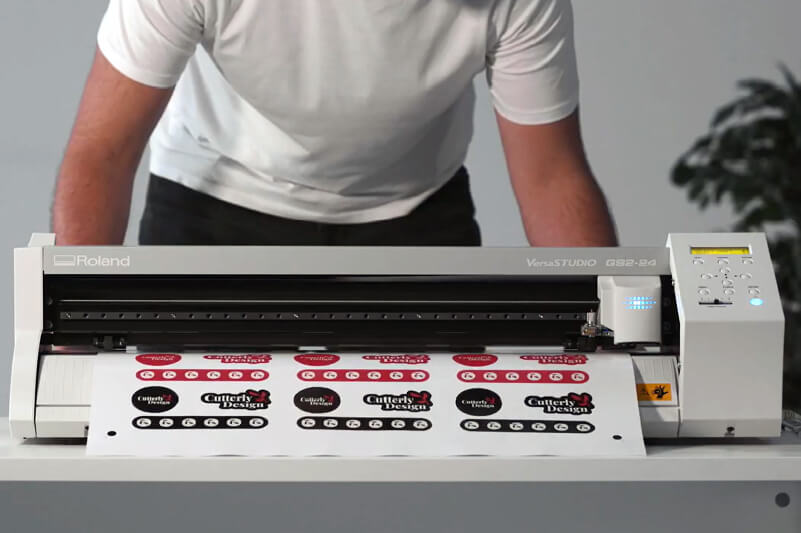 Cargamos el material de un diseño impreso en un cortador de sobremesa