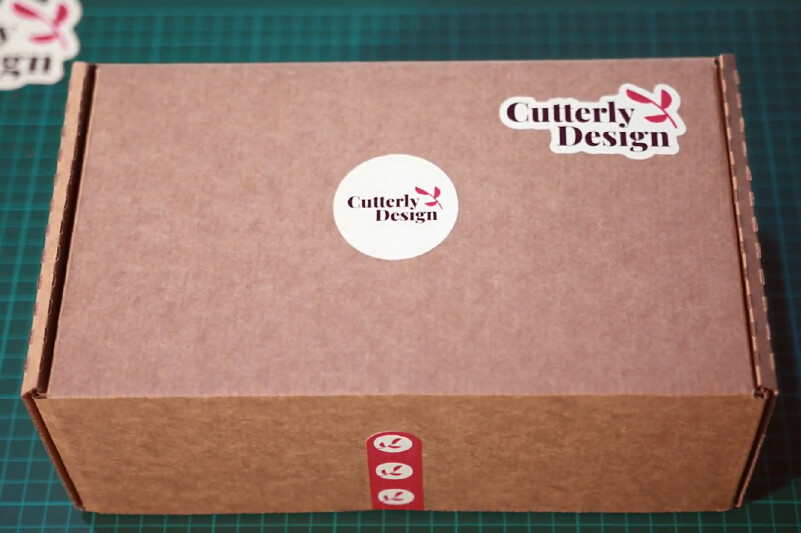 Una caja de cartón con pegatinas impresas y cortadas