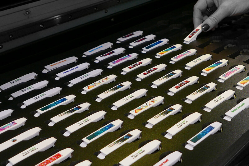 Uma seleção de abre-garrafas impressos personalizados num utensílio de impressão.