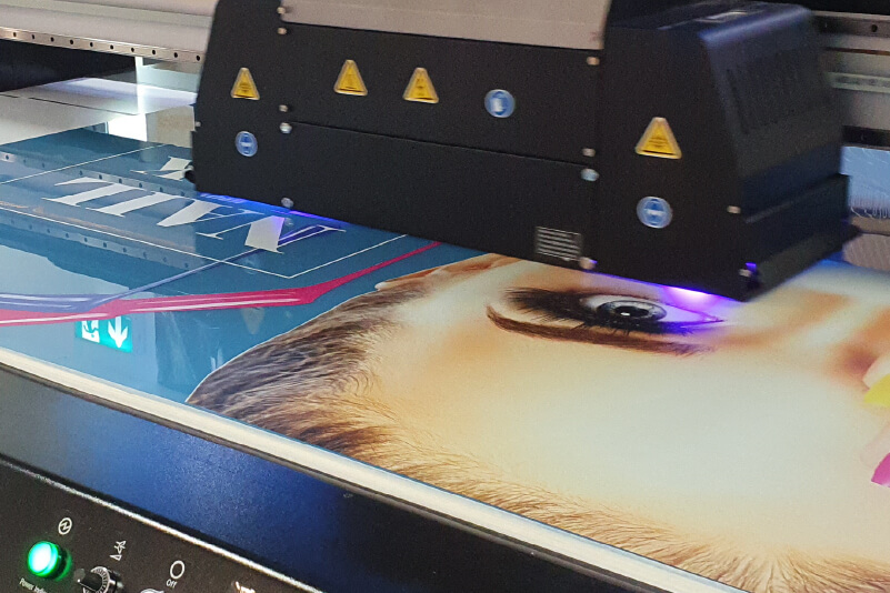 Imprimir uma placa rígida utilizando uma impressora UV plana.