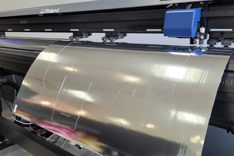 Découpe de papier cartonné métallique dans une machine de découpe grand format