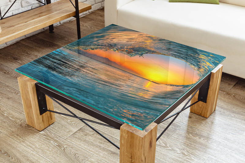 Um tampo de mesa em vidro com a imagem impressa de uma onda