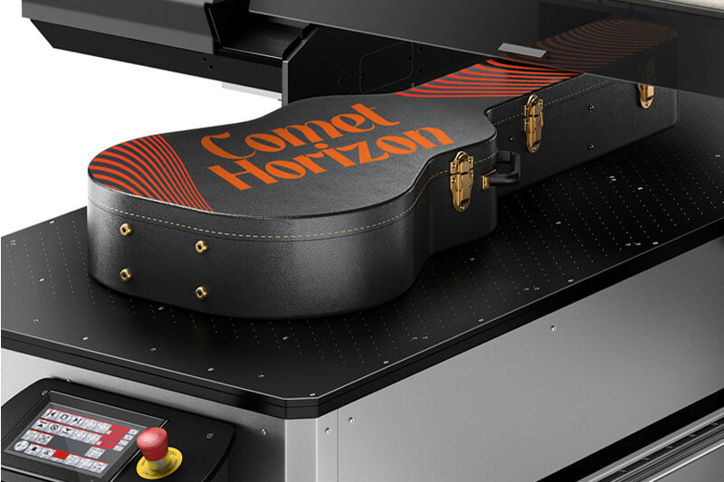  gitaarkoffer op een vlakbedprinter met een geprinte afbeelding