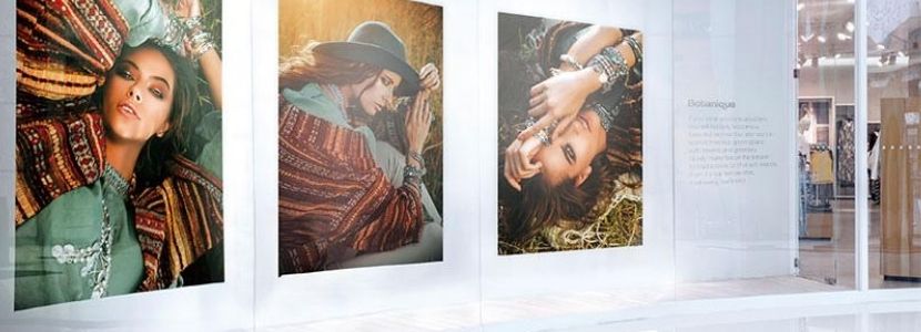 Front eines Ladengeschäfts mit drei großen Postern mit Bildern von Modellen