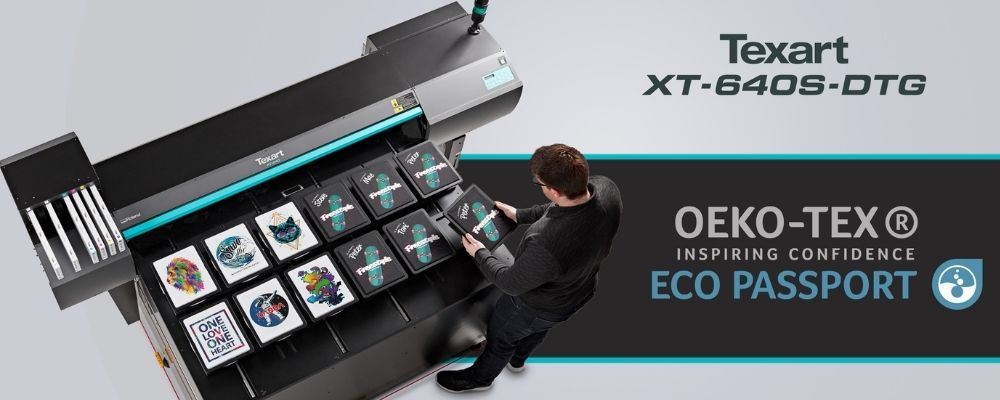 hombre junto a una impresora Texart XT-640S-DTG con camisetas con el logo de la certificación ECO PASSPORT de OEKO-TEX