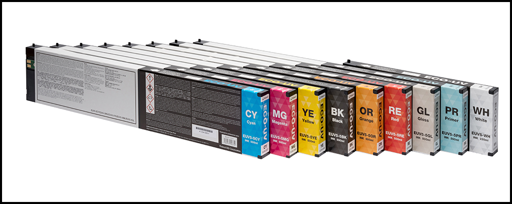 A Roland DG ECO-UV EUV5 festékkazetták teljes választéka, lépcsőzetes elrendezésű cián, magenta, sárga, fekete, narancs, piros, lakk, alapozó és fehér színekkel