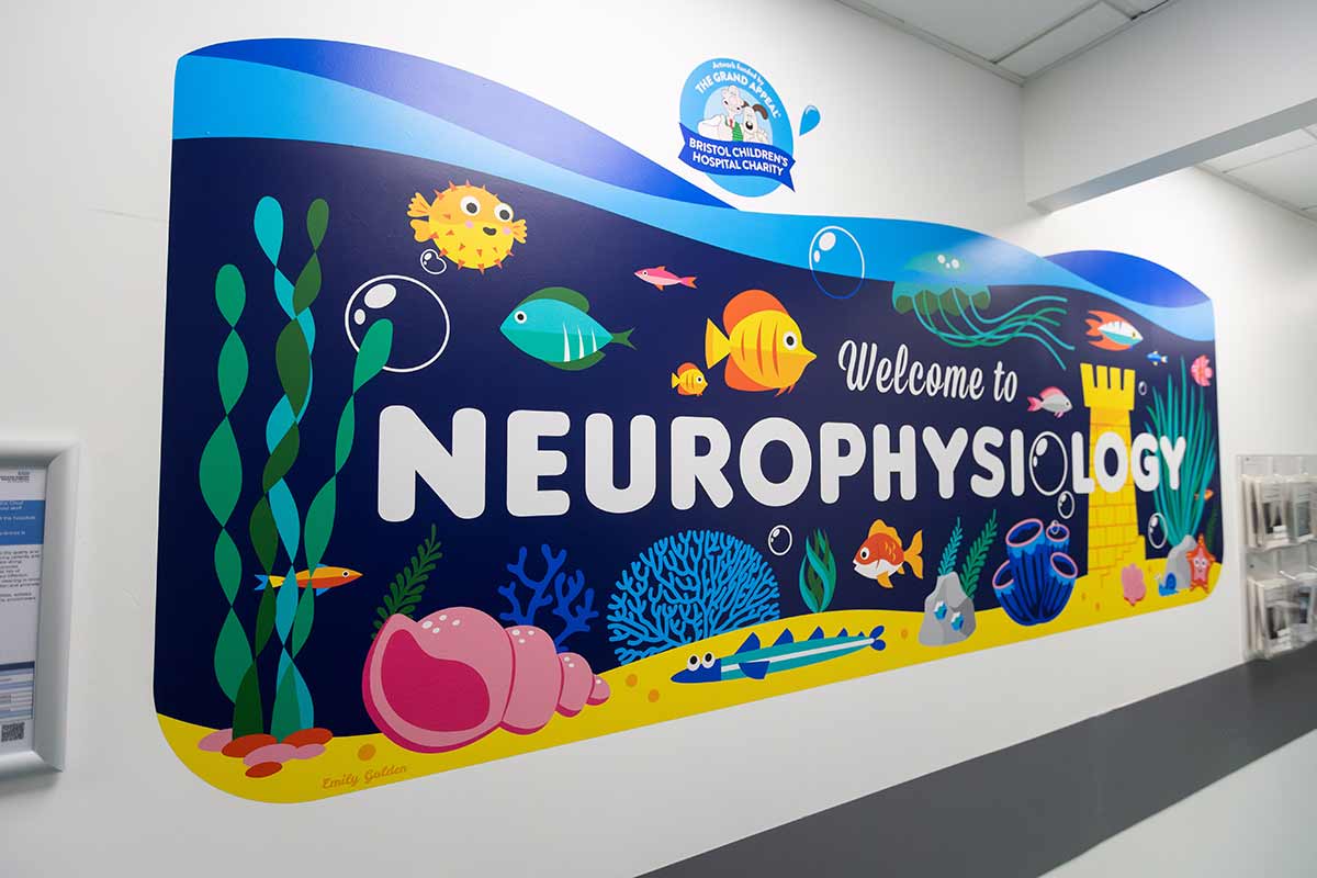 Buntes Willkommensschild am Eingang der neurophysiologischen Abteilung.